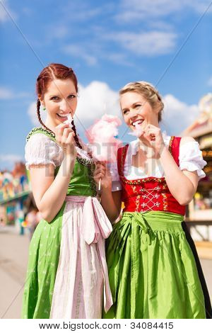 Junge Frauen in Bayerischer Tracht - Dirndl oder Tracht - mit zahlreiche auf einem Festival oder Ok