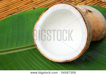 Cesta de madeira folhas de coco com banana