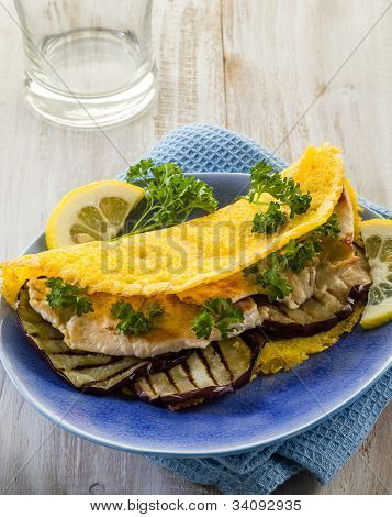 panino con pollo e cibo sano, melanzana alla griglia