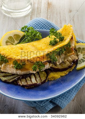 panino con pollo e cibo sano, melanzana alla griglia
