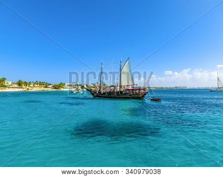 Tourists Snorkeling Along The Coastline And Enjoy The Beautiful Tropical Island Of Aruba