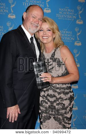 LOS ANGELES - Haziran 17: Ed Scott, Melody Thomas Scott 2012 gündüz yaratıcı Emmy ödül geldi