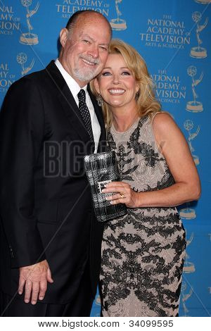 LOS ANGELES - Haziran 17: Ed Scott, Melody Thomas Scott 2012 gündüz yaratıcı Emmy ödül geldi