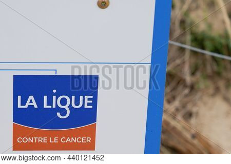 Bordeaux , Aquitaine France - 11 11 2021 : La Ligue Contre Le Cancer Brand Logo Text And Sign French