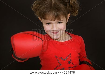 Menina com luvas de boxe