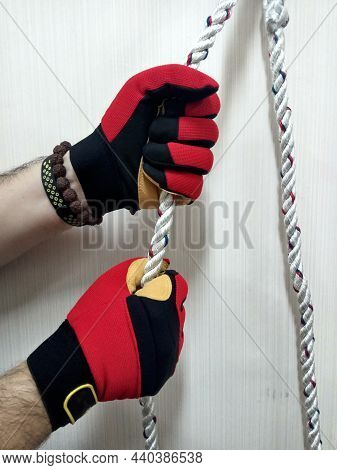 Anti-scratch Gloves, Usually Worn By Workers For Pulling Ropes Or For Rock Climbing, Or For Fishing