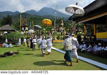Bogor, Indonesia - September 11, 2011: Hindus People Conducting A Hindus Religious Ceremony At Parah