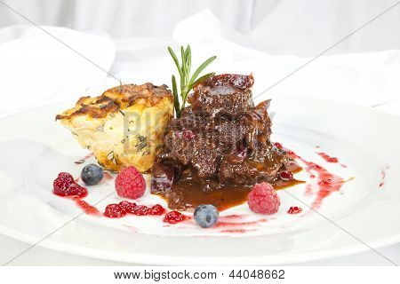 Geyik eti salatası patates kereviz karışımı