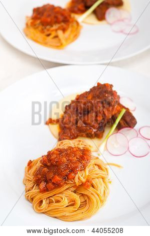 พาสต้ากับซอส Ribbs หมูบนเตียง Polenta