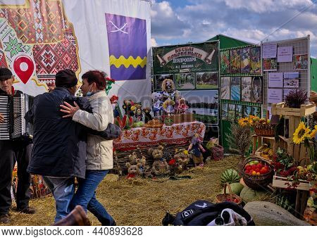 Kropyvnytskyi, Ukraine - September 29, 2021: Cheerful Folk Dances During The Fair. Free Admission. C