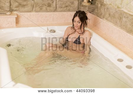 Hezká mladá žena relaxaci v horké vaně