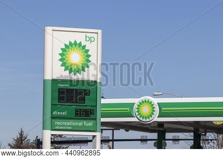 Dayton - Circa November 2021: Bp Retail Gas Station. Bp And British Petroleum Is A Global British Oi