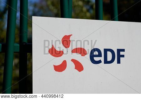 Montpellier , Occitanie France - 11 20 2021 : Edf Logo Brand And Text Sign Facade Electric Utility C