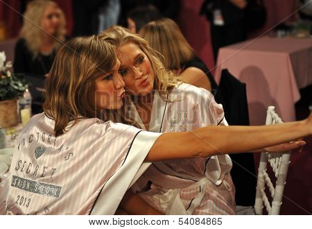 NEW YORK NY - NOVEMBER 13: Models Karlie Kloss ( L) Toni Garrn (R) backstage
