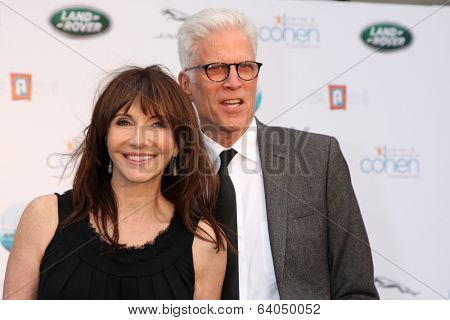 LOS ANGELES - APR 25:  Mary Steenburgen, Ted Danson at the 2014 LA Modernism Show Opening Night at 3Lab on April 25, 2014 in Culver City, CA