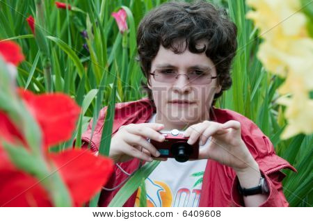 สาว มีกล้องในตัว Flowerbed