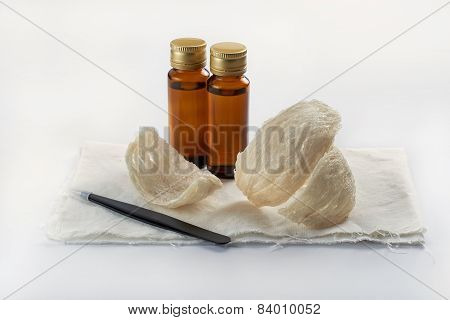 Edible Birdnest With Essence Bottle And Pincer