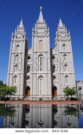 LDS Temple Mormona odzwierciedlenie w stawie