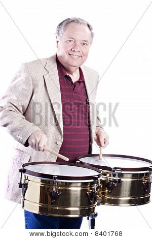 Timbale pelaaja eristetty valkoinen