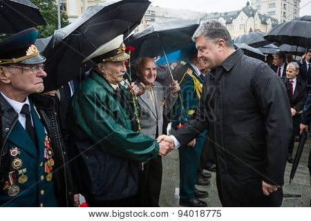Laying Flowers Ceremony To The Tomb Of The Unknown Soldier