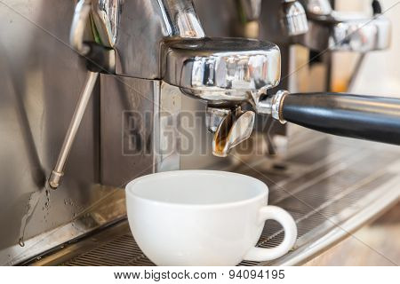 Prepares espresso in coffee shop