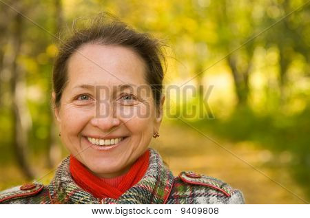 Reife Frau im Herbst-Park