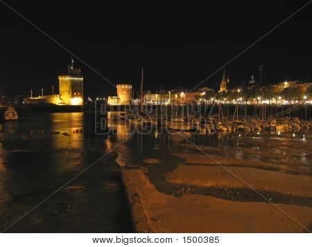 Přístav v noci s ochranou Tower, La Rochelle, Francie