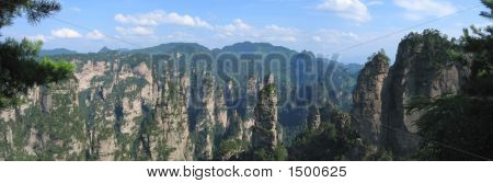 Muster der hohen Felsen, die aus dem Dschungel, Zhengjiajie-Nationalpark, China, Panorama