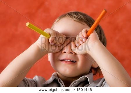 Mały chłopiec podejmowania twarze.