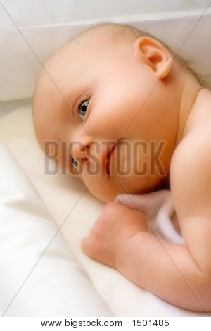 Cute dziewczynka przed kąpieli.