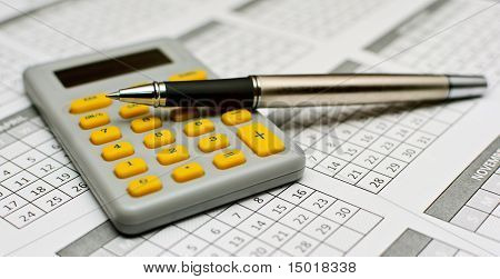 Crayon et calculatrice avec boutons jaunes sur Calendrier 2011