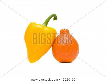 keltainen paprika ja oranssi valkoisella pohjalla