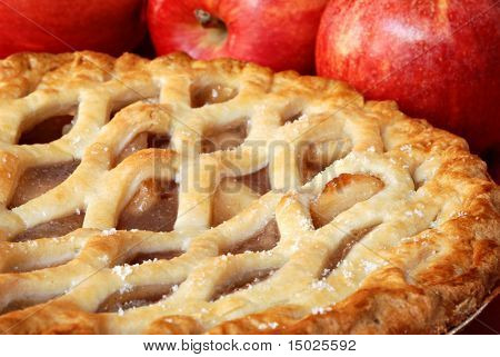 Vastaleivottuja omenapiirakka kanssa omenat taustalla.  Makro matala DOF.