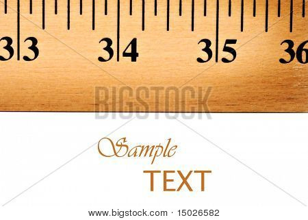 Immagine macro del criterio in legno su sfondo bianco con spazio di copia.