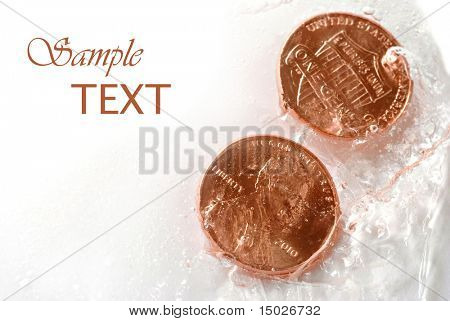 Pennies ใหม่เงาที่แช่ในน้ำแข็งมีพื้นที่การคัดลอก  แนวคิดทางการเงิน - 'แช่แข็งสินทรัพย์', ' งบประมาณ fr