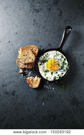 Fried egg with parsley and wholegrain toasts
