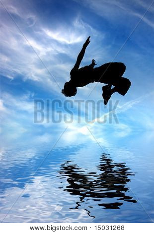silhouette di saltare l'uomo contro il cielo blu e nuvole