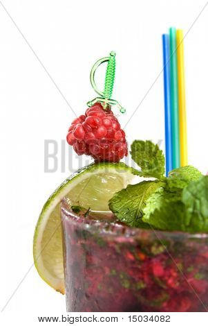 Mohito พลังงานกับมิ้นท์ มะนาว และราสเบอร์รี่แยกต่างหากบนพื้นสีขาว