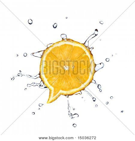Orange in forma di dialogo con gocce d'acqua isolata on white