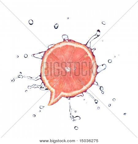 Pomelo en forma de cuadro de diálogo con gotas de agua aislados en blanco
