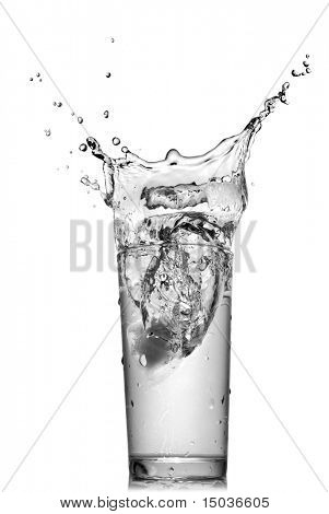 vand plaske i glas isoleret på hvid