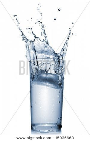 vand plaske i glas isoleret på hvid