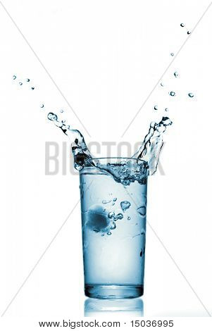 vand plaske i glas isoleret på hvid
