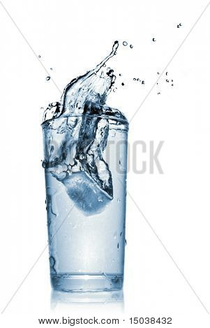 vand plaske i glas isoleret på hvid
