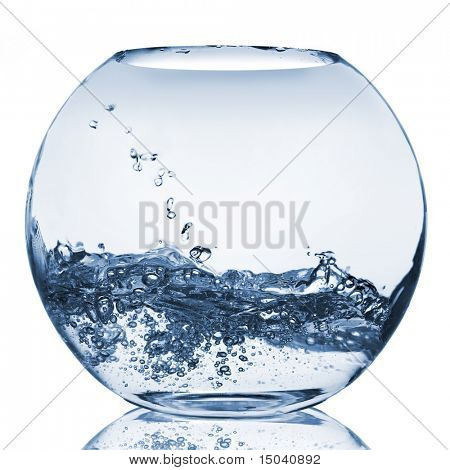 vand plaske i glas akvarium isoleret på hvid