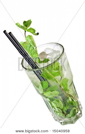 Mohito แยกต่างหากบนพื้นสีขาว