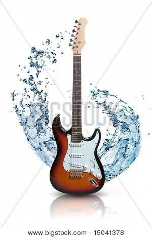 chitarra elettrica con acqua spruzzata isolata on white