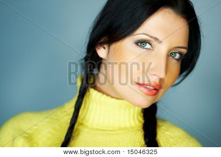 Ritratto di bella donna che indossa la maglia gialla