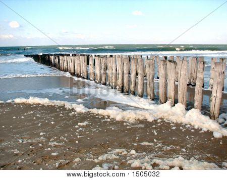 Pilastri in legno nell'oceano