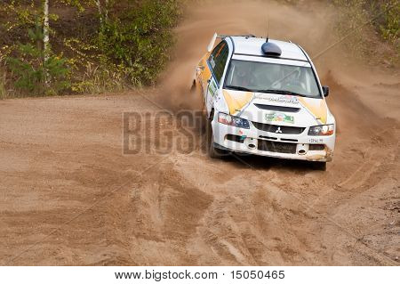 Rostov, Rússia - 05 de setembro: Uriy Volkov dirige carros de Subaru Impreza durante Rostov Velikiy Rússia